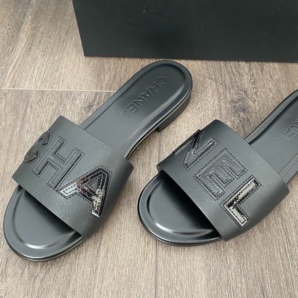 2023 CHANEL CHA NEL LOGO BLACK LEATHER FLAT SHOES SLIDES MULES 37 - Picture 13 of 16